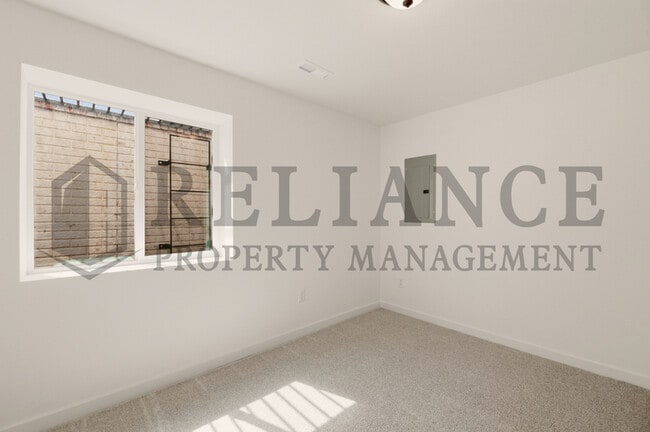 Building Photo - 5249 N Pinecrest Ct