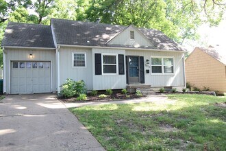 Building Photo - August FREE On This 2 Bedroom 1 Bath Home ...