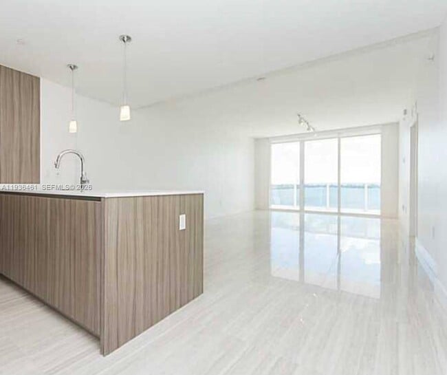 Building Photo - 600 NE 27th St