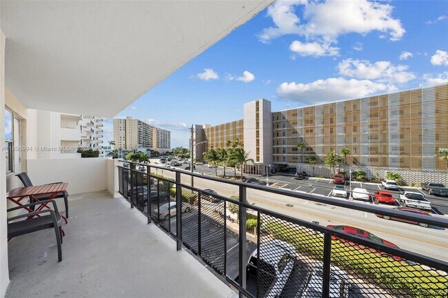 Building Photo - 401 Golden Isles Dr