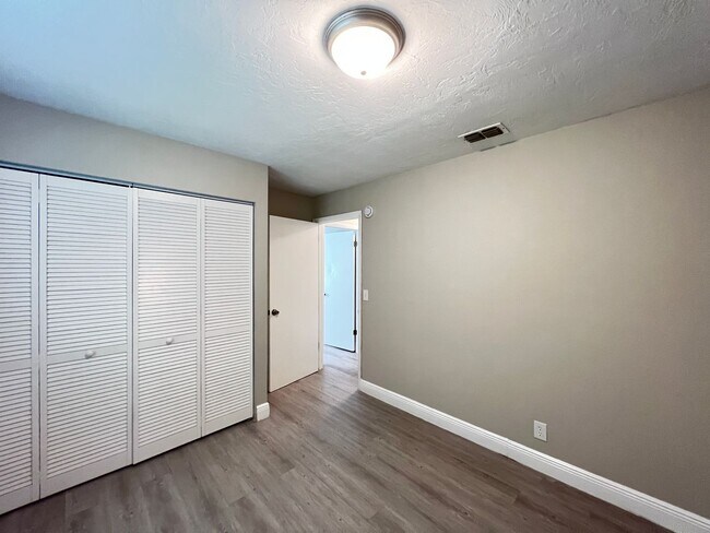 Building Photo - Charming Renovated 2 Bedroom, 1 Bathroom Home in Prime Ocala Location! Lawn Care Included!!