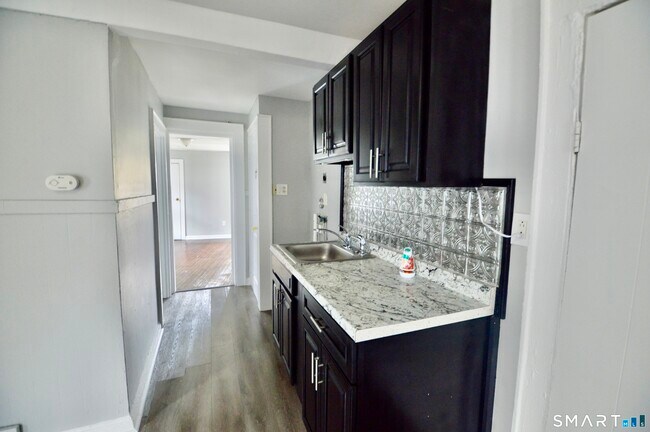 Building Photo - 2310 Barnum Ave