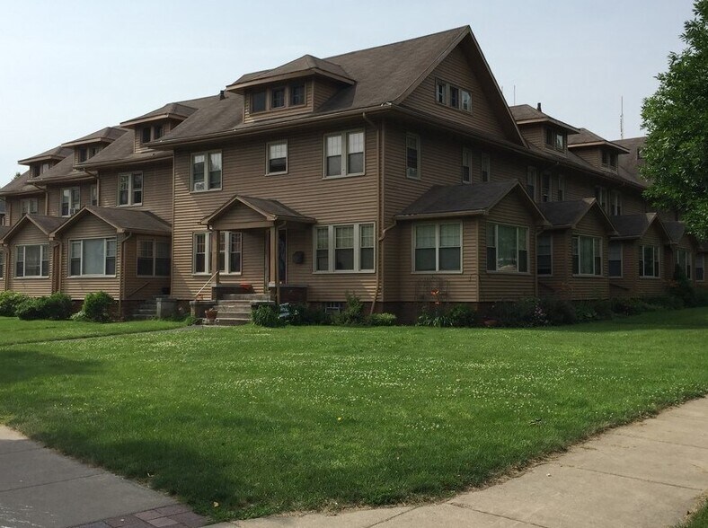 Primary Photo - Townhomes at Monroe and Crossman