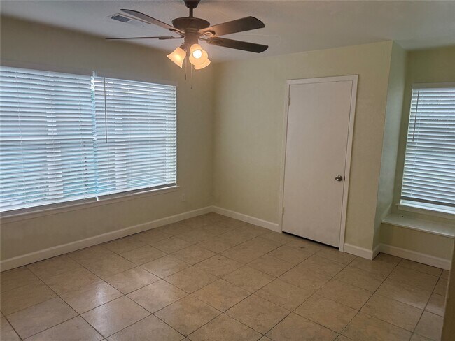 Building Photo - 6525 Renwick Dr