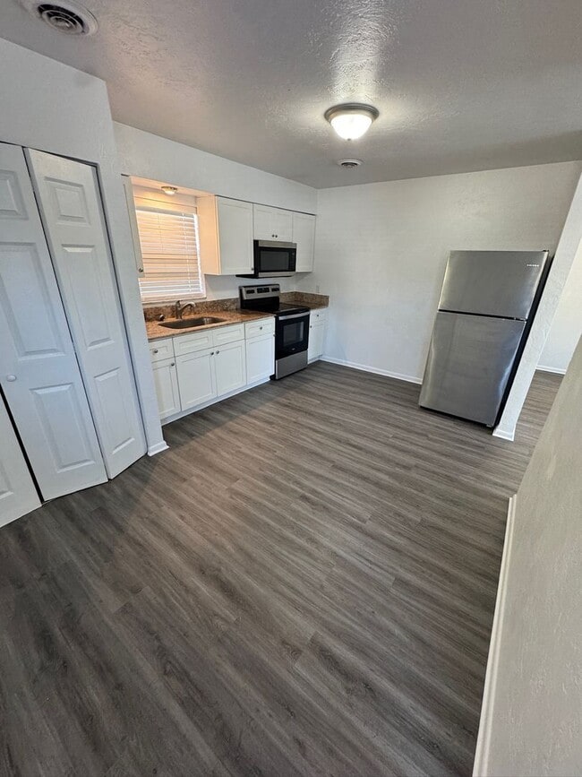 Building Photo - 1711 NE 70th St