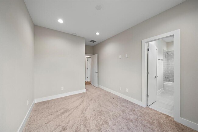 Building Photo - 8136 Esther Acres Ln