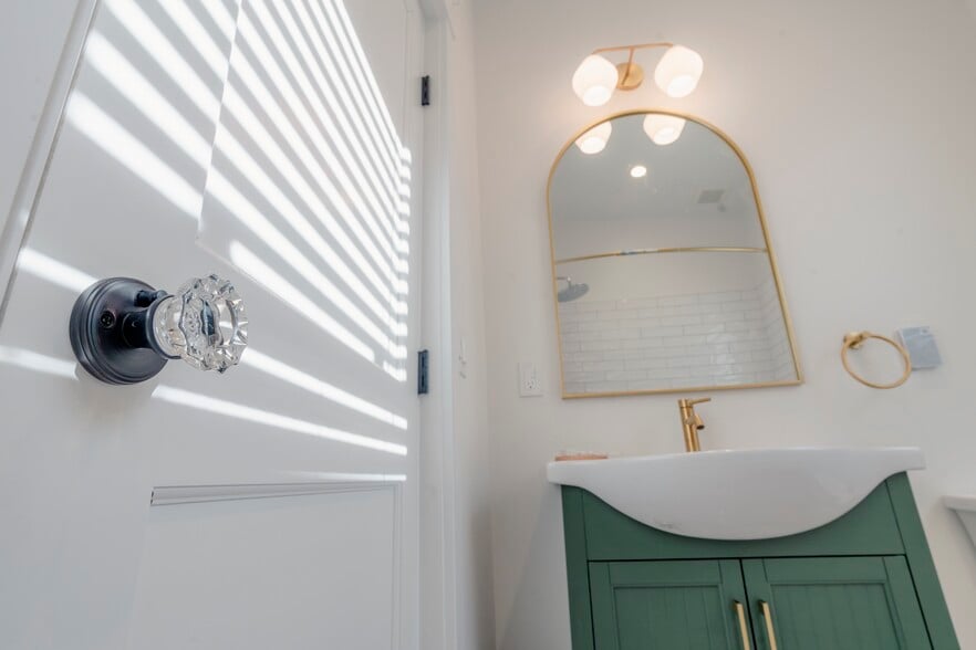 Full Bathroom - 167 N Union St