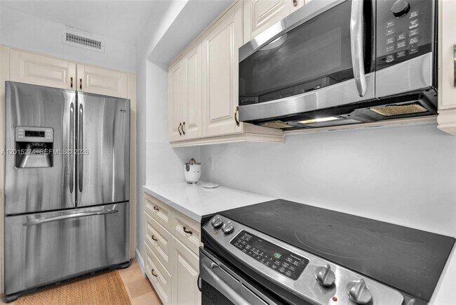 Building Photo - 9101 E Bay Harbor Dr