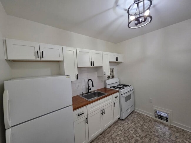 Building Photo - 124 Dawes Ave