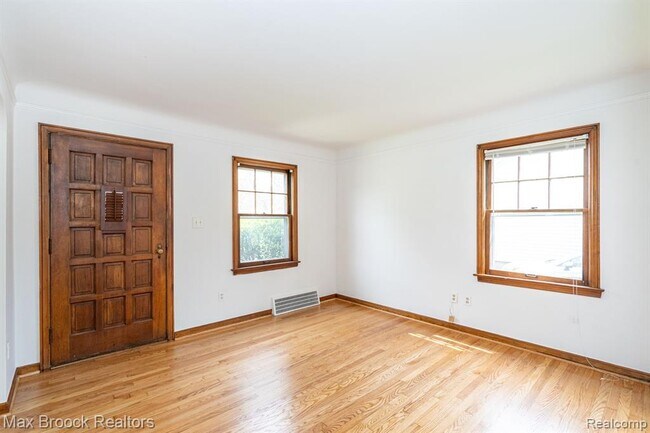 Building Photo - 1587 Leroy St