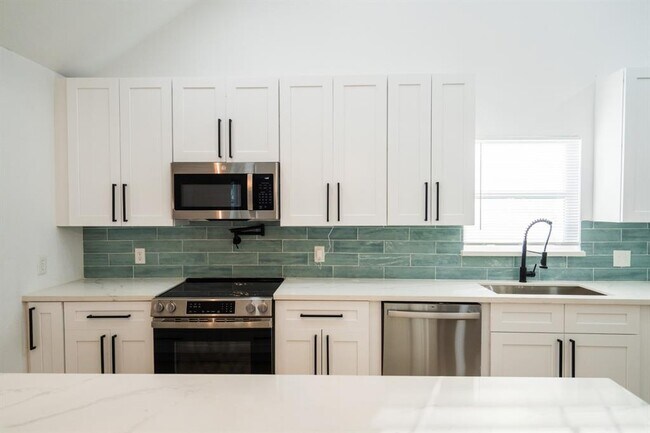 Building Photo - 1402 Bayou Shore Dr