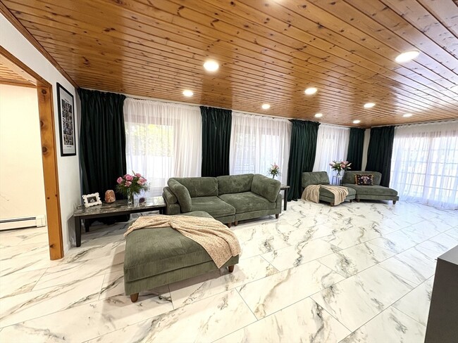 Building Photo - 2 Pat Dr