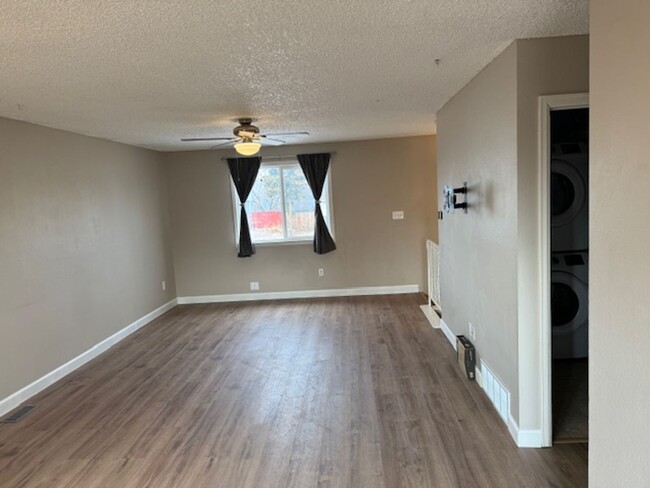 Building Photo - Cozy Pikes Peak Panorama 3BD/1.5BA Split-L...
