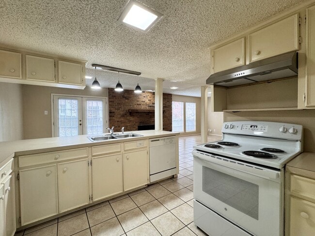 Building Photo - 4217 Aberdeen Dr