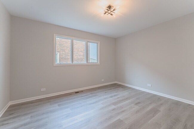 Building Photo - 11111 S Helena Dr