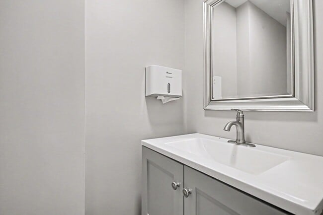 Building Photo - 5195 Castaway Ln