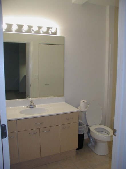 Bath - no pets, no smoking - 1236 Chicago Ave