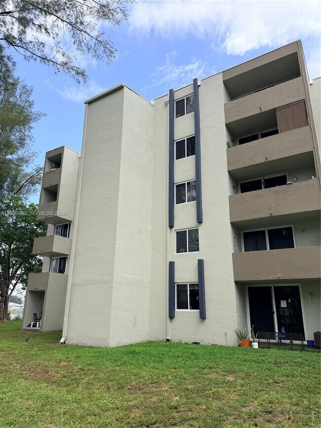 Building Photo - 10090 NW 80th Ct