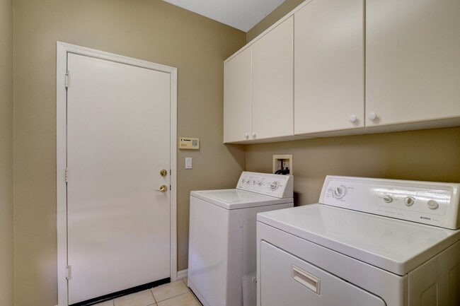 Building Photo - ELEGANT Single Story, 2 Bedroom Home in ANTHEM Gated Community!