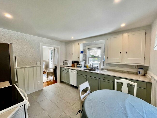 Building Photo - 15 Manor Dr