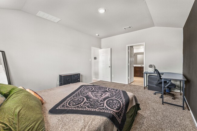 Building Photo - 4906 Karen Grn Dr