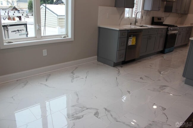 Building Photo - 147 Clinton St