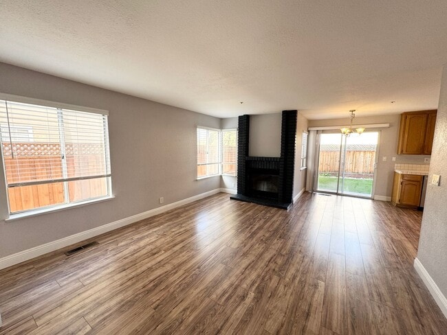 Building Photo - Great Shape Single Family Home in Livermore