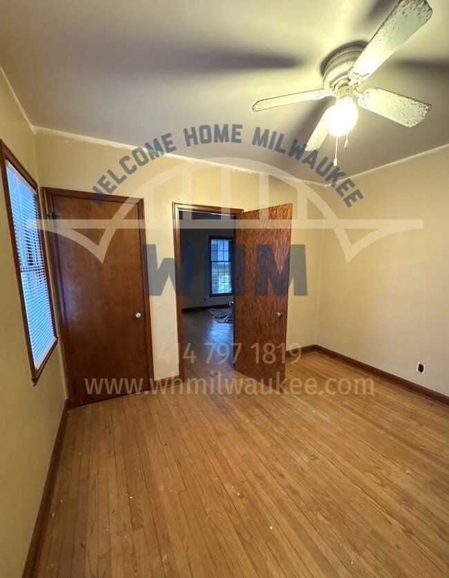 Building Photo - Apply Now! Lovely 2 Bedroom Lower Unit in ...