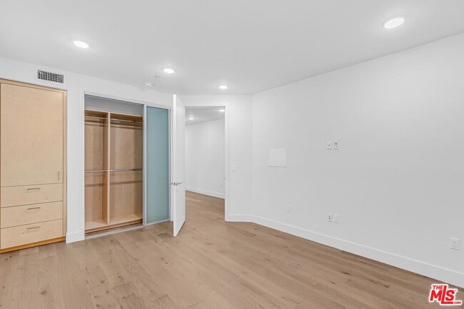 Building Photo - 2000 Beachwood Dr