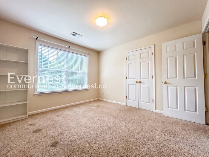 Building Photo - 5995 Chinook Ct