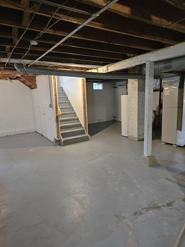 Building Photo - FOR RENT- 4 bed home on Hope Ave, Pets ok ...