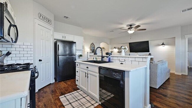 Building Photo - 436 Musgrav-
