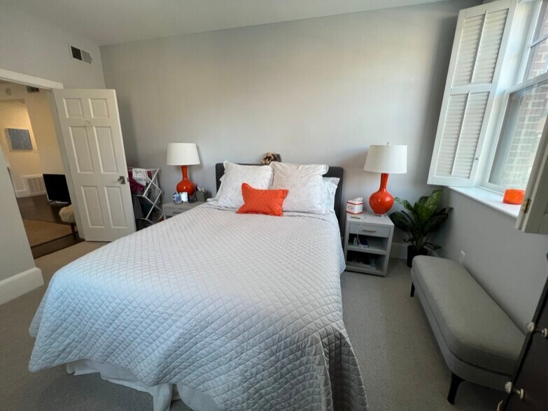 Building Photo - 82 Chestnut St