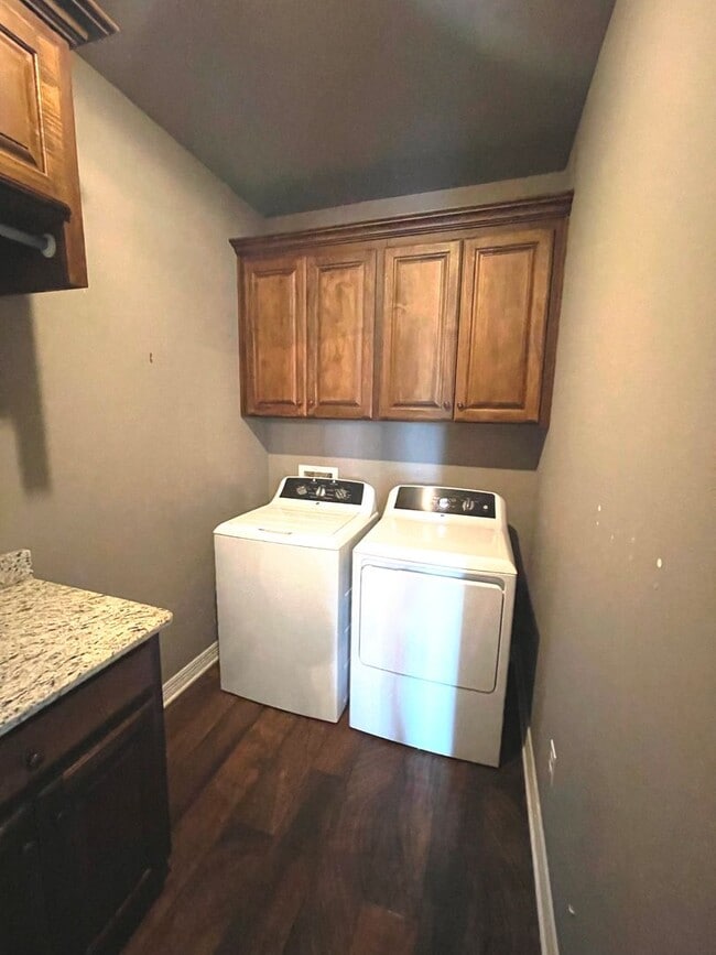 Building Photo - Stunning 4-Bedroom 3-Bath Home for Lease i...
