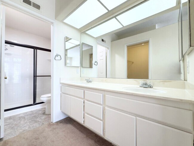 Building Photo - Upper Level Condo in Gated Community
