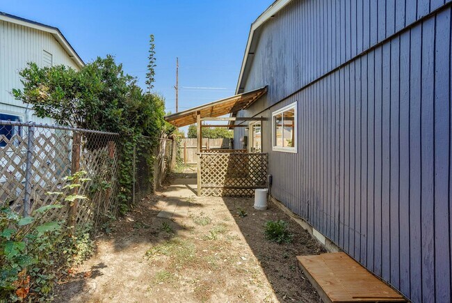 Building Photo - State Duplex - VPM482830S-6