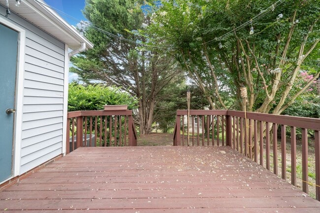 Building Photo - Fantastic 2 Bedroom, 1.5 Bath Townhome in ...