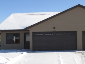 Building Photo - 3 BEDROOM | 2 BATH | GARAGE | NEWER TOWNHOME SUMMERSET