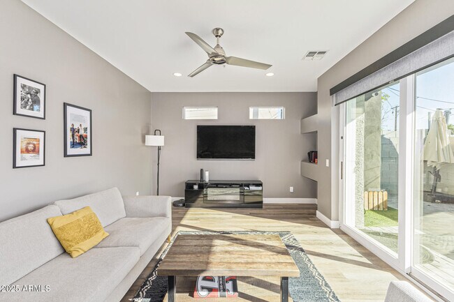 Building Photo - 2315 E Pinchot Ave