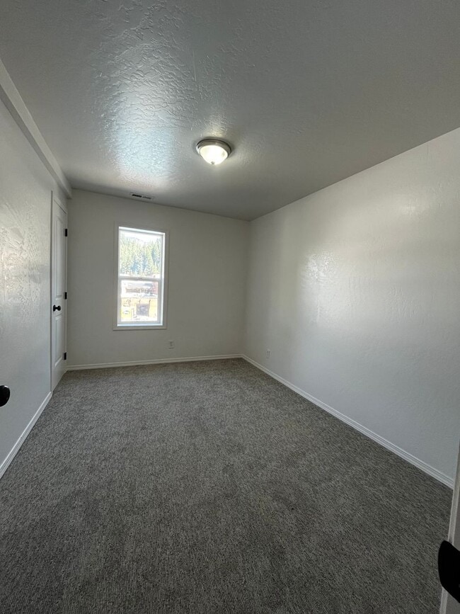 Building Photo - 3 bedroom, 2 bath house located in Wallace...