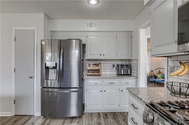 Building Photo - {8615} Remodeled w/ Updated Kitchen + New ...