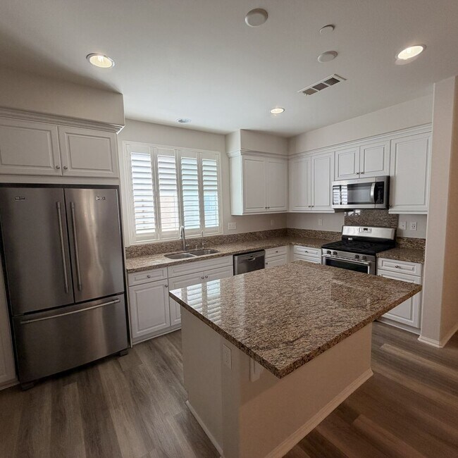 Building Photo - Modern 3-story townhouse in Eastvale-MOVE-IN SPECIAL $2595 FOR FIRST 3 MONTHS!