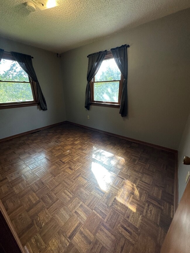 Building Photo - 905 Honeysuckle Ave