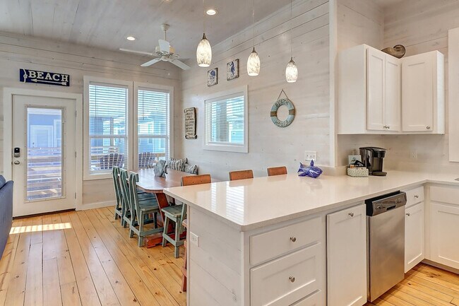 Building Photo - 527 Sand Burr Ln