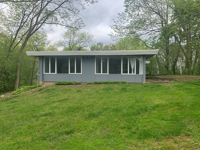 Building Photo - 715 Longwood Dr