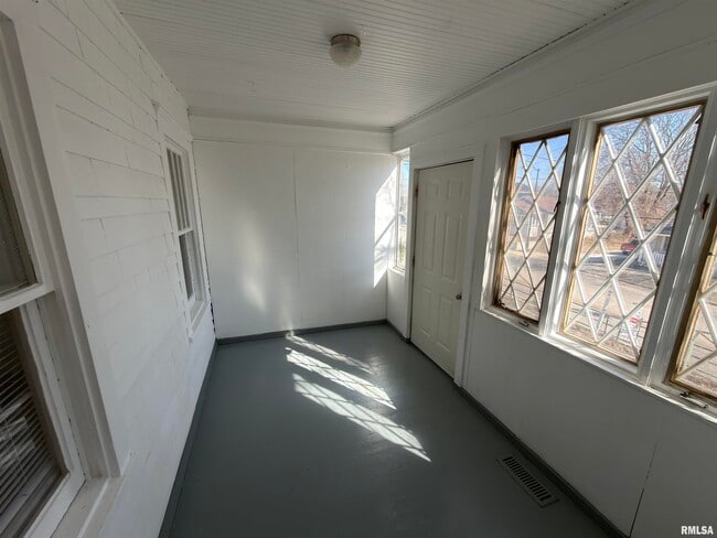 Building Photo - 1815 N Sheridan Rd