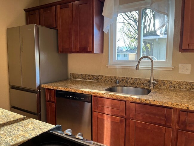 Building Photo - Updated Upstairs Condo Near Oakridge Mall with Parking & Central A/C!