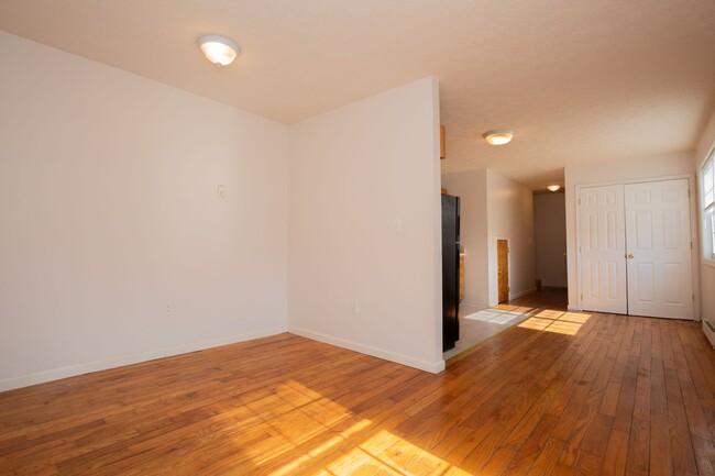 Building Photo - 3 bedroom, 1 full/1 half bath, Duplex in C...