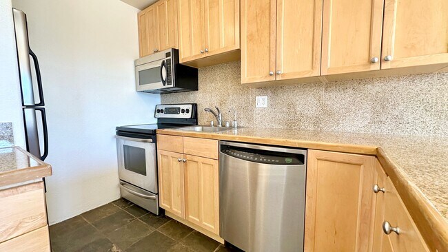 Building Photo - Exceptionally Remodeled Top-Floor Bright Studio