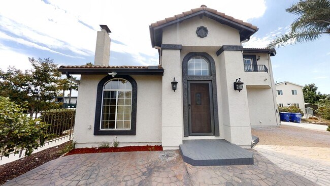Building Photo - Newly Renovated! 4BD + Attached Studio (Le...